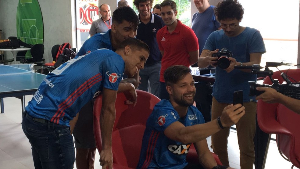 Diego, Lucas Paquet&aacute; e Cu&eacute;llar ligaram para tr&ecirc;s torcedores (Foto: Caio Blois/GloboEsporte.com)