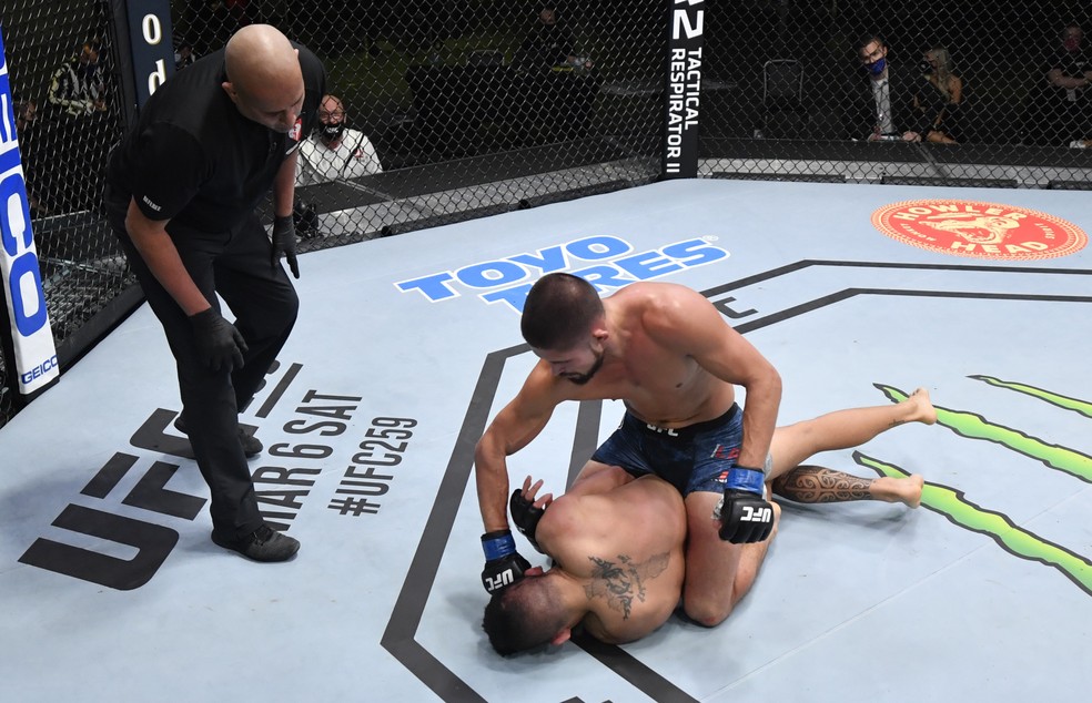 Ronnie Lawrence nocauteou Vince Cachero no terceiro round do UFC Rozenstruik x Gané — Foto: Jeff Bottari/Zuffa LLC