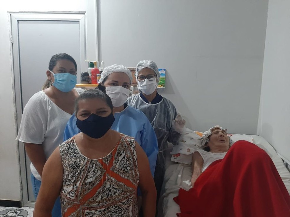 Acamada, idosa recebeu a 2ª dose do imunizante em casa, em Macapá — Foto: PMM/Divulgação