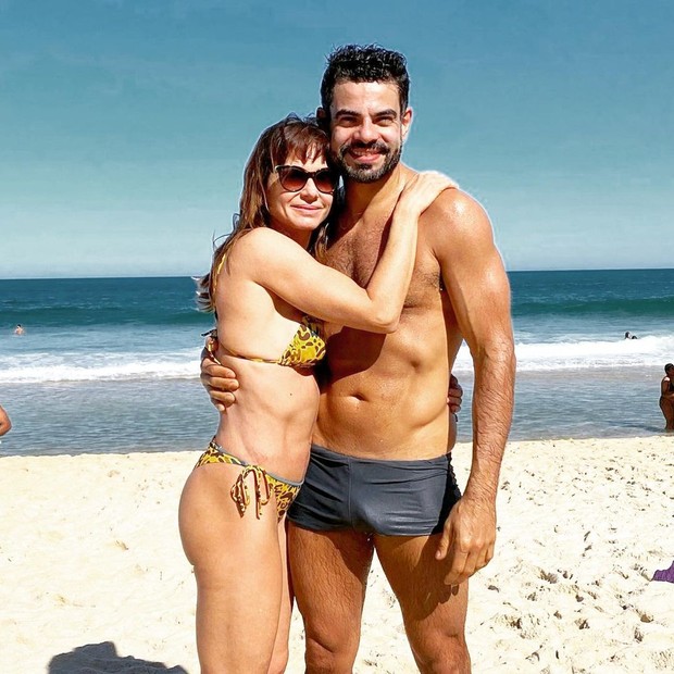 Paula Burlamaqui e Edu Reyes atualizam a definição de casalzão em dia de praia (Foto: Reprodução/Instagram)