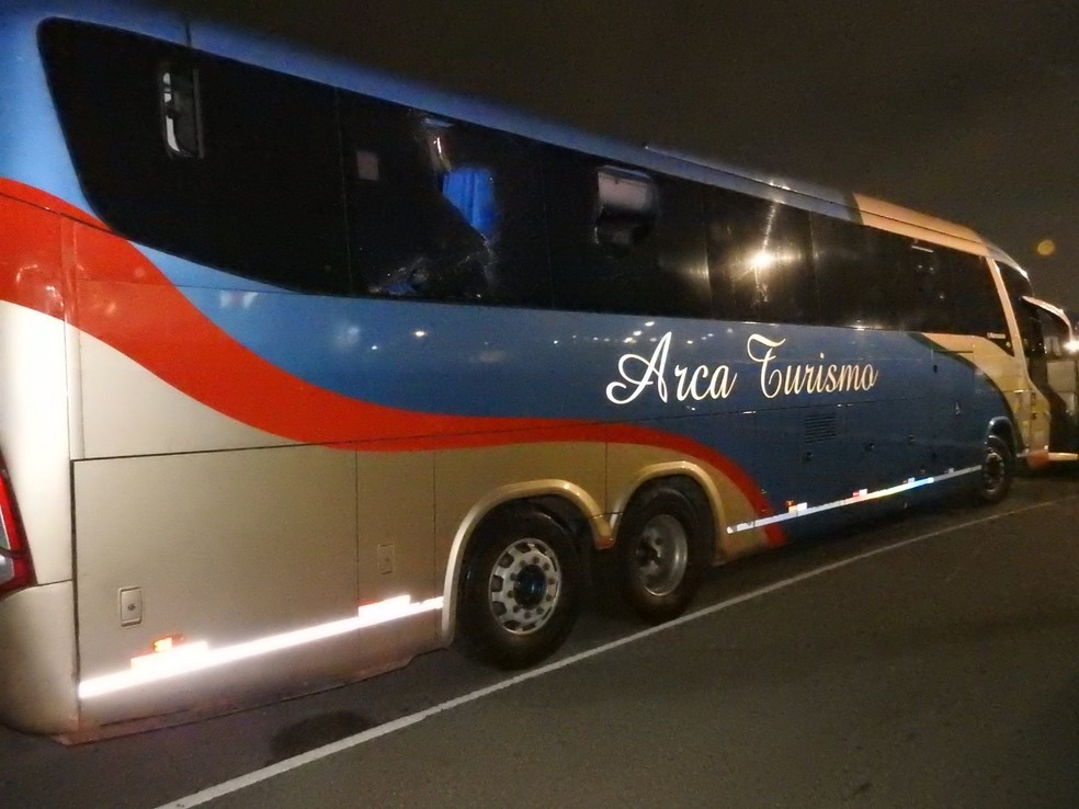 &Ocirc;nibus de torcedores do Flamengo &eacute; apedrejado &mdash; Foto: Fred Gomes