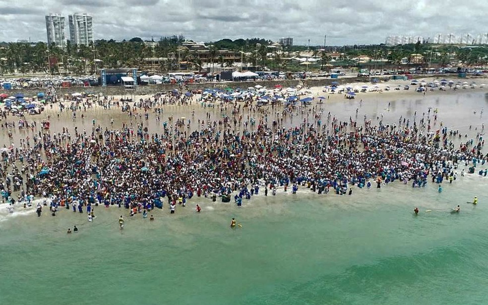 Dois mil evangélicos participaram de batismo coletivo na praia de Jaguaribe, em Salvador — Foto: Reprodução/TV Bahia