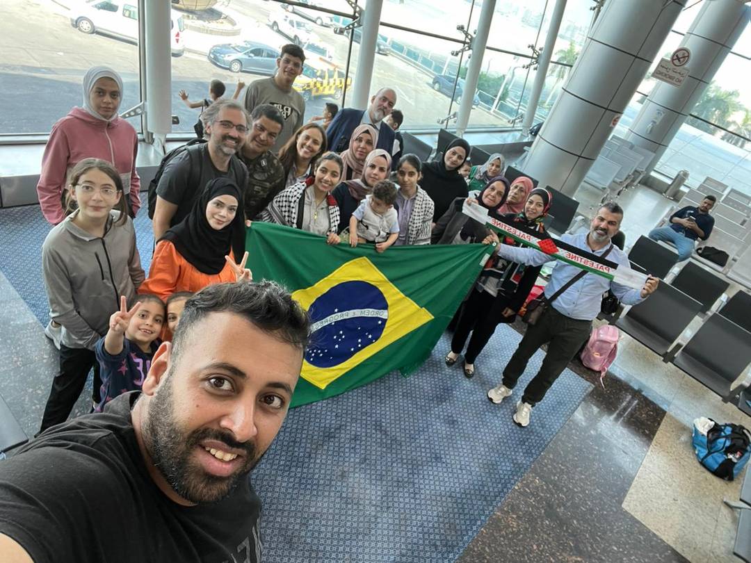Grupo de brasileiros que deixou Gaza chega ao aeroporto do Cairo na manhã desta segunda (13)