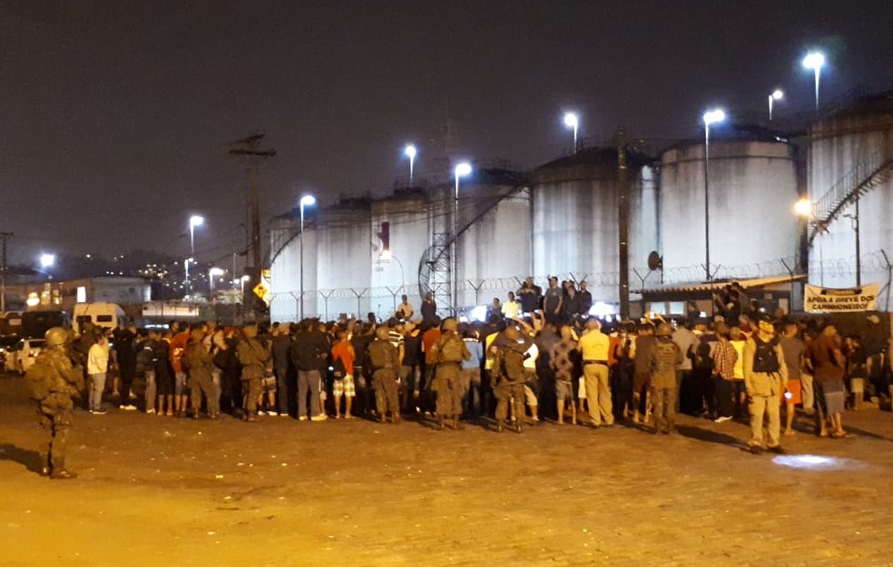 Caminhoneiros decidiram encerrar a greve no Porto de Santos, SP (Foto: Rodrigo Nardelli/G1)