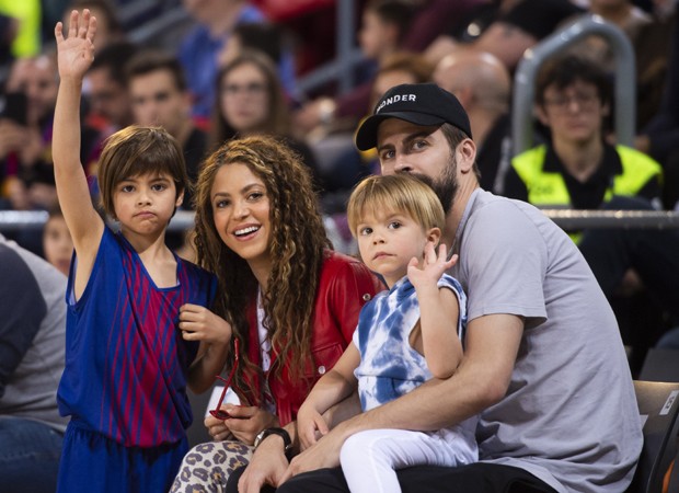 Shakira com Piqué e os filhos (Foto: The Grosby Group)