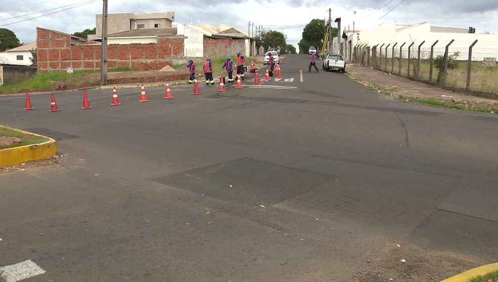 Pintura de ciclofaixa no bairro Parque Jabaquara, em Presidente Prudente (SP) — Foto: TV Fronteira