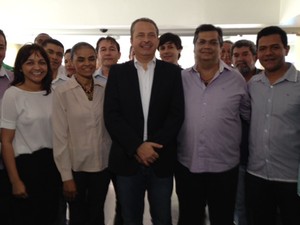 Candidato posa ao lado de apoiadores de campanha em São Luís (Foto: Clarissa Carramilo / G1)