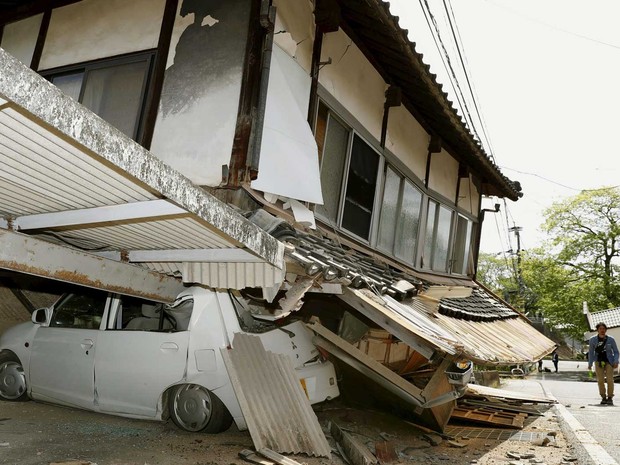 Casa ruiu e esmagou carro na cidade Mashiki (Foto: Kyodo / via Reuters)