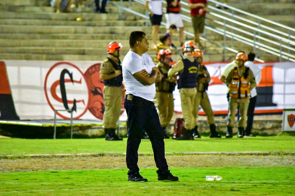 Leston Júnior à beira do gramado na partida entre Campinense e Sport — Foto: Estefinho Francelino / Campinense