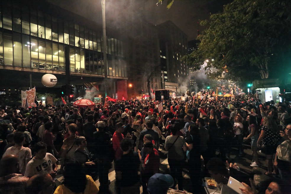 SÃO PAULO, 18h38: Manifestantes ocupam os dois sentidos da Avenida Paulista em protesto nesta sexta-feira (14) — Foto: Celso Tavares/G1
