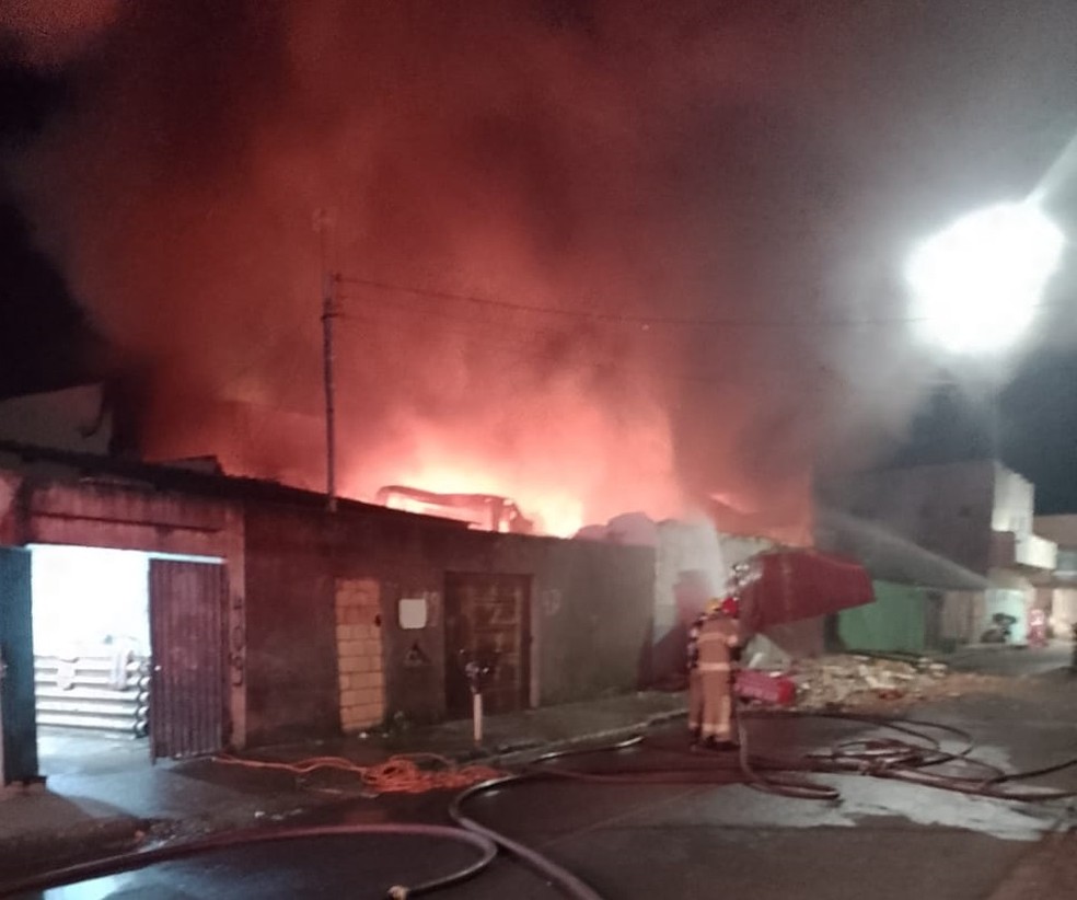 Incêndio Supermercado Hérika Dom Almir Uberlândia 13/04/2022 — Foto: Polícia Militar/Divulgação