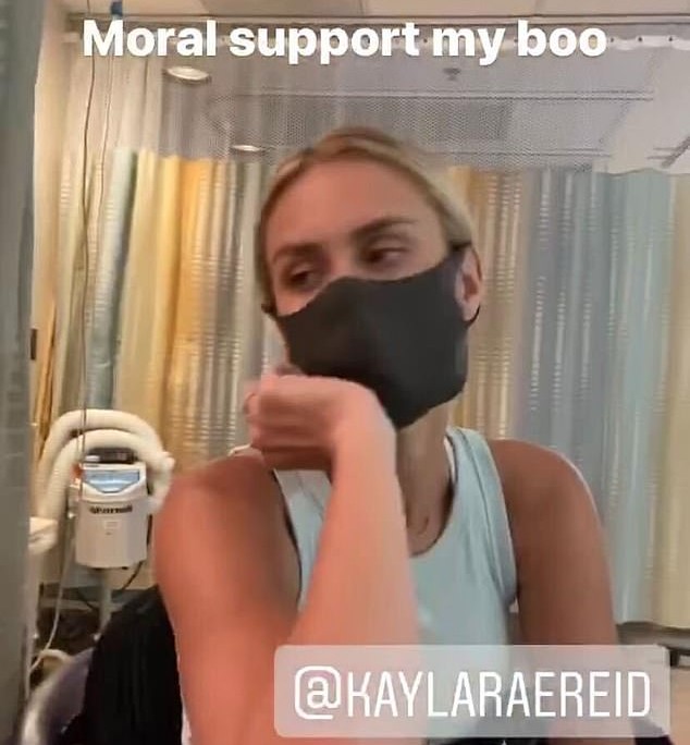 A esposa do nadador Ryan Lochte na companhia do marido no hospital em que ele está internado (Foto: Instagram)