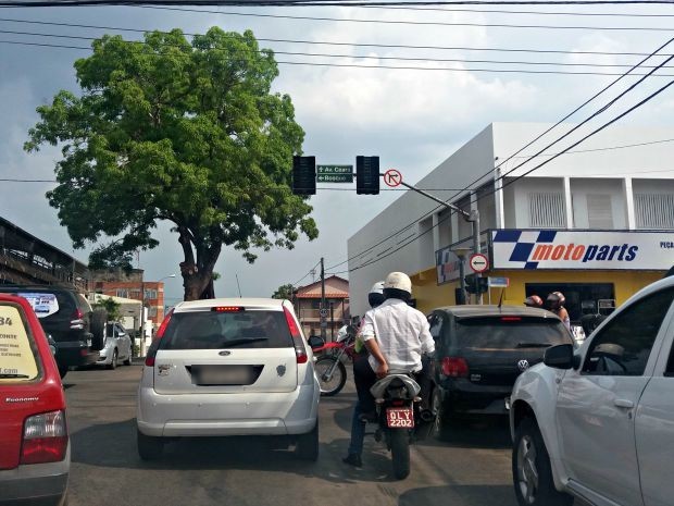 Durante apagão, trânsito fica congestionado com sinais desligados  (Foto: Yuri Marcel/G1)