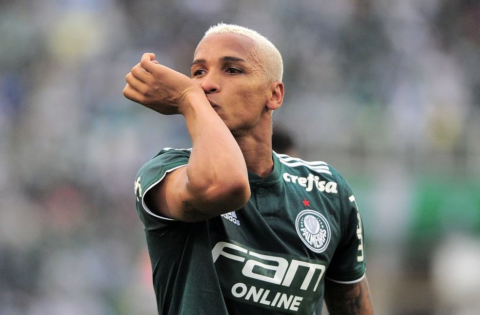 Deyverson comemora um dos dois gols do Palmeiras contra o Grêmio — Foto: Marcos Ribolli