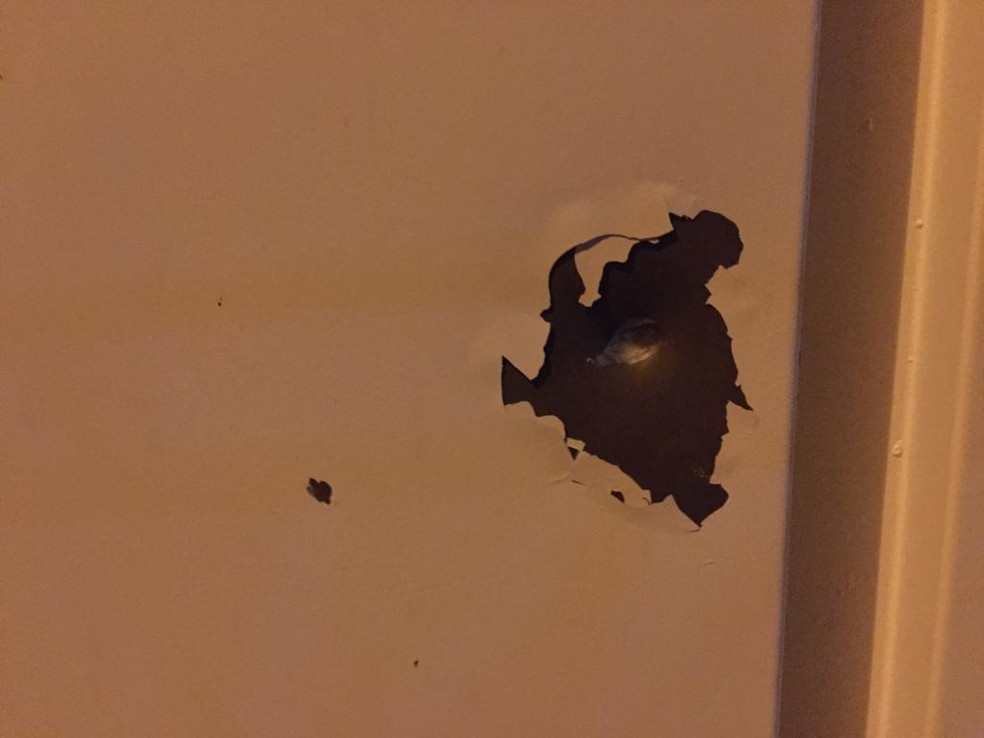 Na casa onde ocorreu a briga, ainda há várias marcas de tiros na porta — Foto: Diego Santos / Bariri Rádio Clube