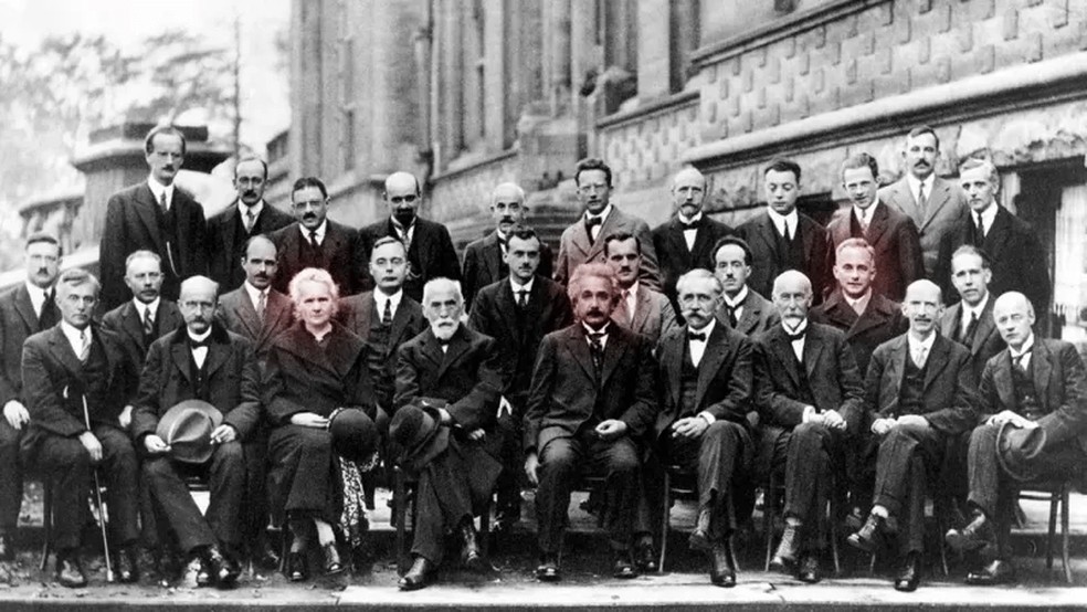 Os 29 participantes da famosa conferência sobre elétrons e fótons em 1927, em Bruxelas — 17 eram atuais ou futuros ganhadores do Prêmio Nobel, incluindo Marie Curie, Albert Einstein e Max Born — Foto: SCIENCE PHOTO LIBRARY/REUTERS