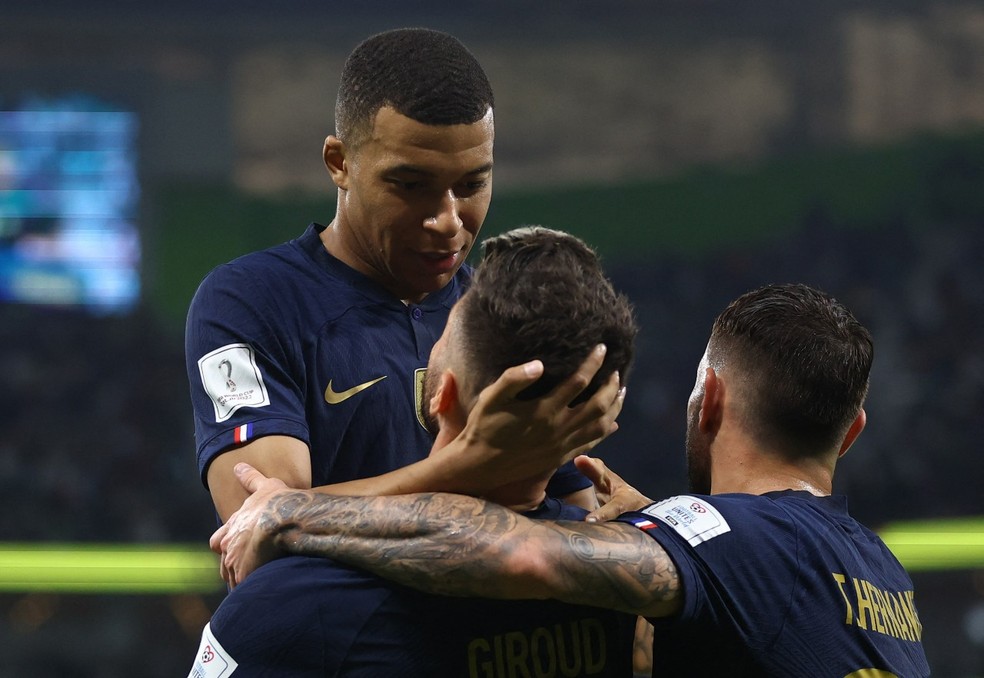 Mbappé e Giroud comandam poderoso ataque da França na Copa — Foto: Reuters
