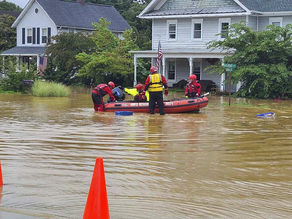 Socorristas trabalham para ajudar moradores de Helmetta (New Jersey), depois que fortes chuvas de Henri inundaram a área, domingo, 22 de agosto de 2021. — Foto: AP Photo/Stew Milne