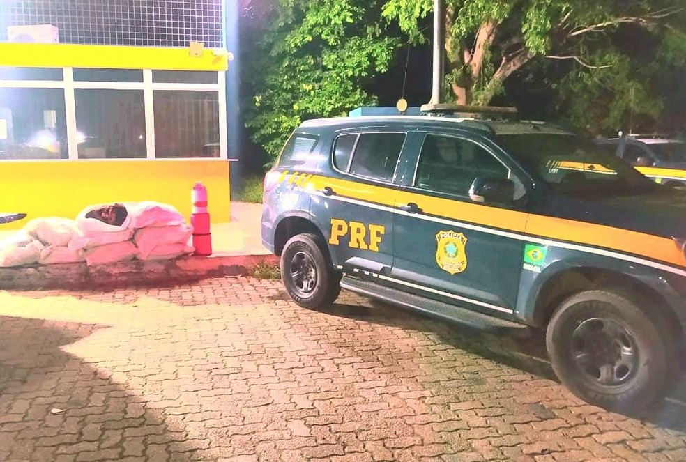 Explosivos foram localizados dentro de um carro na BR-251 — Foto: Polcia Rodoviria Federal/ Divulgao
