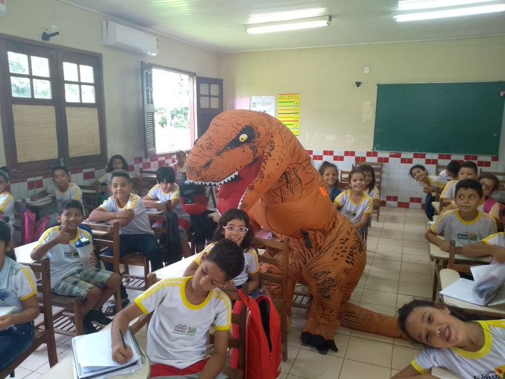 Dino também foi convidado a participar do encerramento da semana da leitura de uma escola  (Foto: Clicia Torres/Arquivo pessoal)