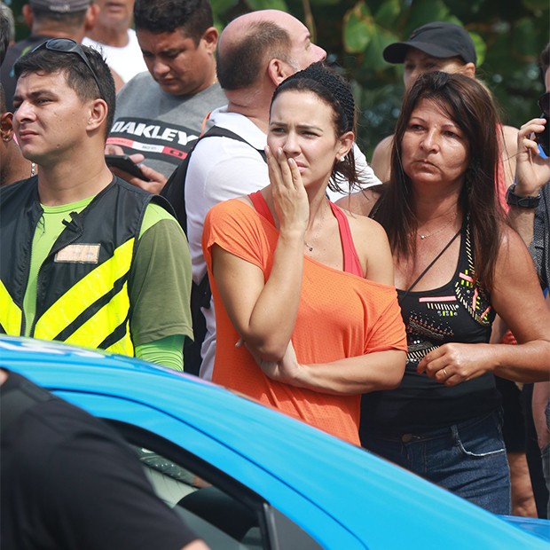 Juliana Knust para pra assistir o salvamento do acidente na praia da Barra da Tijuca (Foto: AgNews)