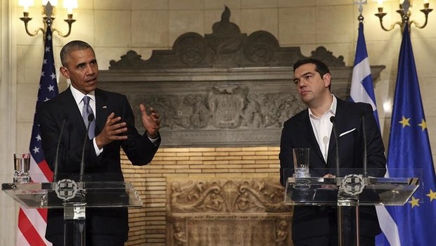O presidente americano Barack Obama, em coletiva de imprensa, junto com o primeiro-ministro grego, Alexis Tsipras, em Atenas (Foto: ORESTIS PANAGIOTOU/EFE)