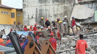 Homem é retirado vivo de escombros de prédio que desabou em Olinda — Foto: Reprodução/TV Globo