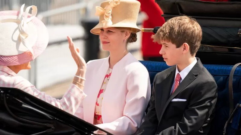 Visconde Severn e Lady Louise Windsor andam de carruagem enquanto a Procissão Real deixa o palácio de Buckingham durante a cerimônia Trooping the Colour (Foto: PA Media via BBC News)