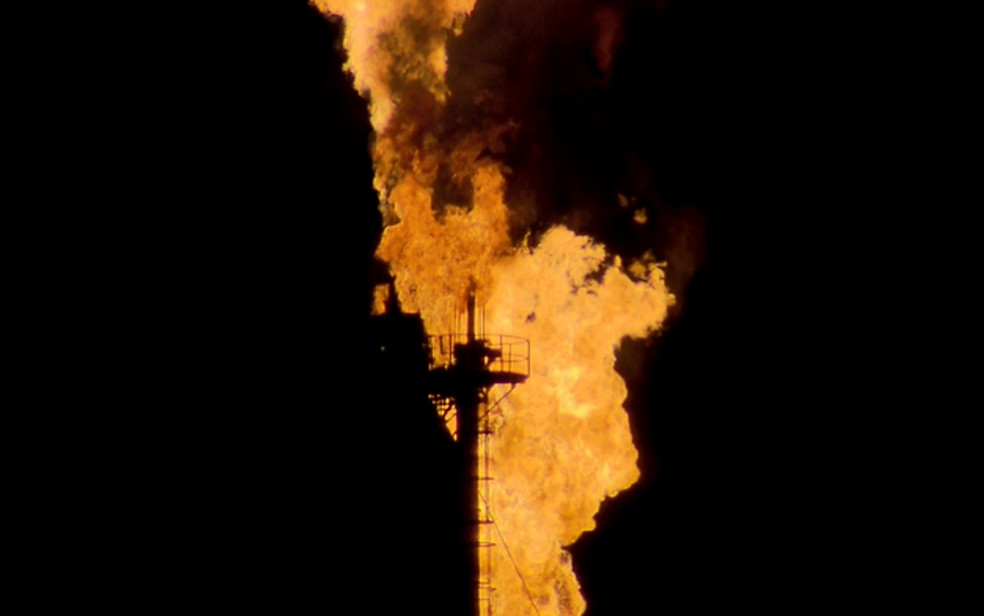 Chamas que saem das torres da Replan ficaram intensas após explosão (Foto: Reprodução/EPTV)