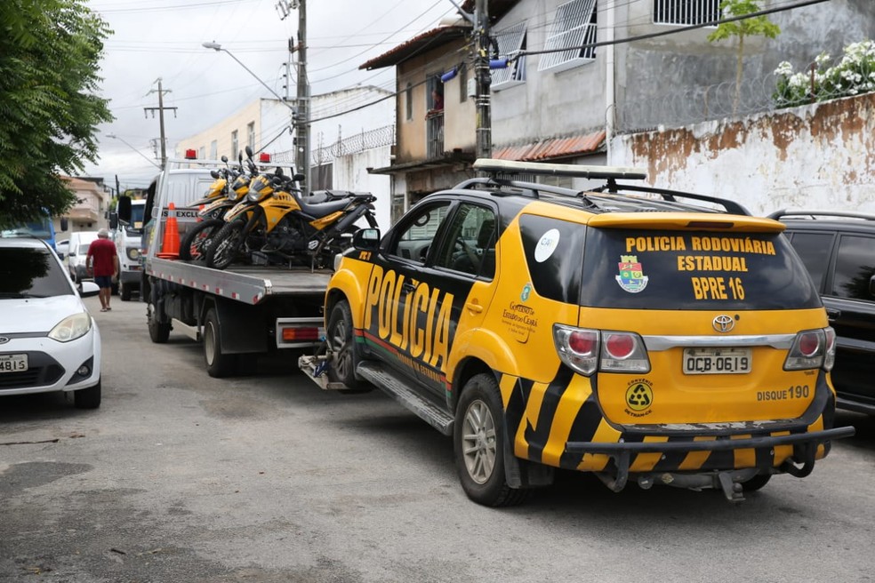 Carros da polícia são rebocados de batalhão em Fortaleza — Foto: Fabiane de Paula/SVM
