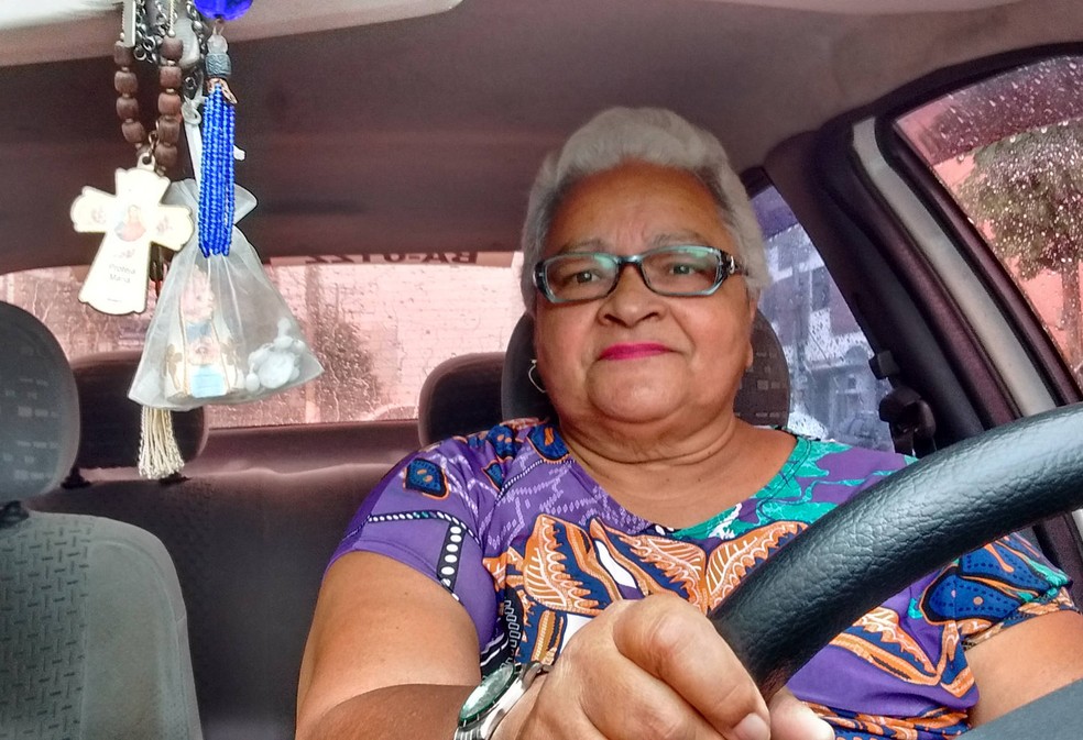 Com a morte do marido, Lúcia Lacorte decidiu deixar a sala de aula, onde atuava como professora, para se tornar taxista nas ruas de Belém. (Foto: Alexandre Nascimento/G1)