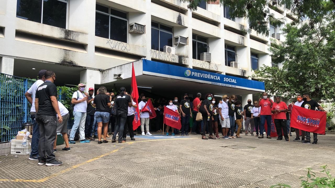Servidores do INSS aderem à greve nacional e atendimento em agência do Recife é afetado