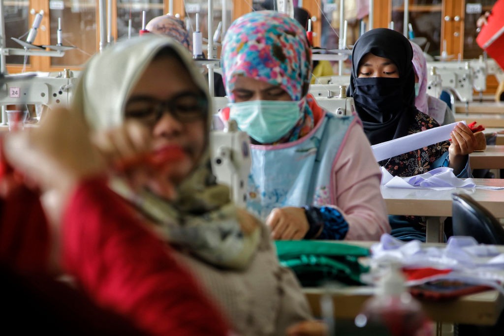 Coronavírus: produção de máscaras cirúrgicas na Indonésia (Foto: Getty)