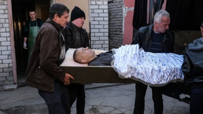 Homem ferido na guerra da Ucrânia (Foto: EPA via BBC News)