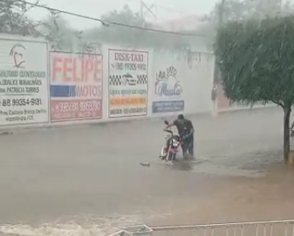 Chuva com ventos fortes alaga ruas e destelha casas em Hidrolândia, no Ceará — Foto: TV Verdes Mares/Reprodução