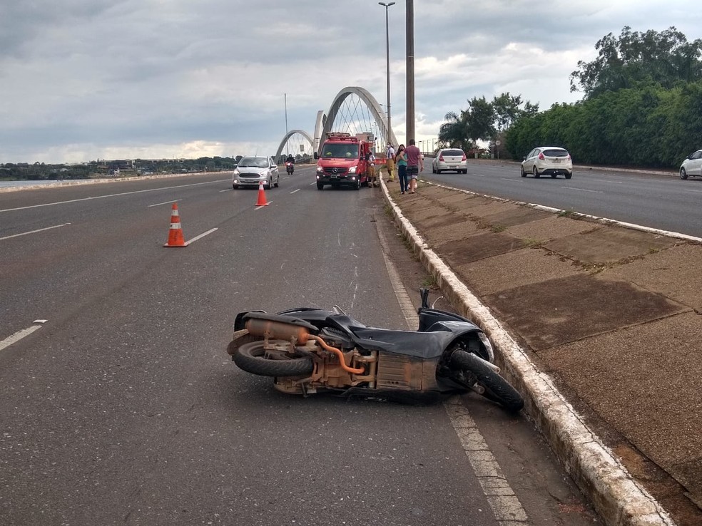 Motociclista de 22 anos ficou em estado grave após acidente próximo à Ponte JK — Foto: CBMDF/Divulgação