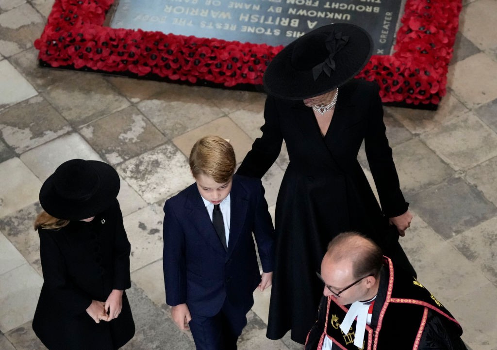 Príncipe George e princesa Charlotte participam do funeral da rainha (Foto: Getty Images)