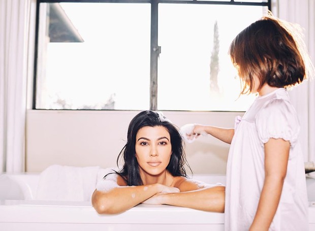 Kourtney Kardashian e sua filha, Penelope (Foto: Reprodução/Instagram)
