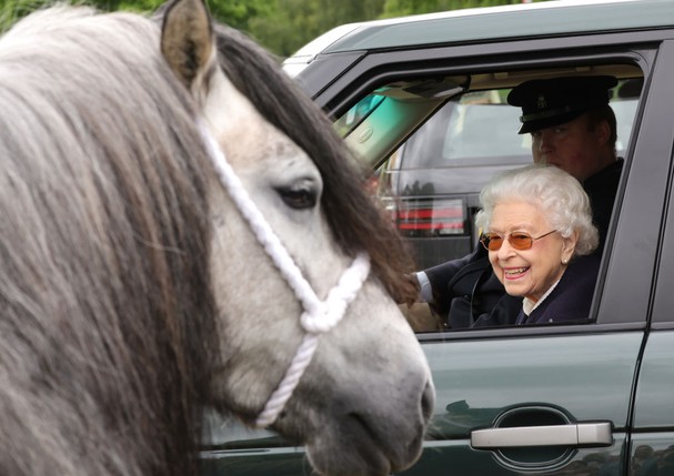 WINDSOR, ENGLAND - MAY 13: Queen Elizabeth II watches the horses from her Range Rover at The Royal Windsor Horse Show at Home Park on May 13, 2022 in Windsor, England. The Royal Windsor Horse Show, which is said to be the Queen’s favourite annual event, t (Foto: Getty Images)