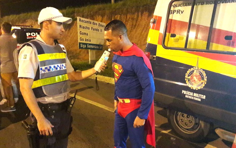 Motorista fantasiado de Superman faz teste do bafômetro em blitz do DF (Foto: Polícia Militar do DF/Divulgação)