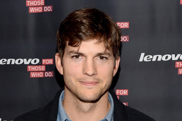 Ashton Kutcher estudava engenharia bioquímica quando foi descoberto e desistiu da faculdade para ser modelo (Foto: Getty Images)