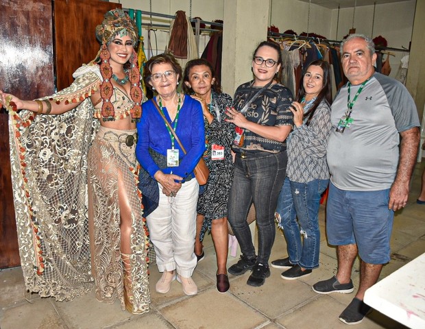Thaynara OG recebe família no camarim do espetáculo Paixão de Cristo (Foto: Felipe Souto Maior / AgNews)