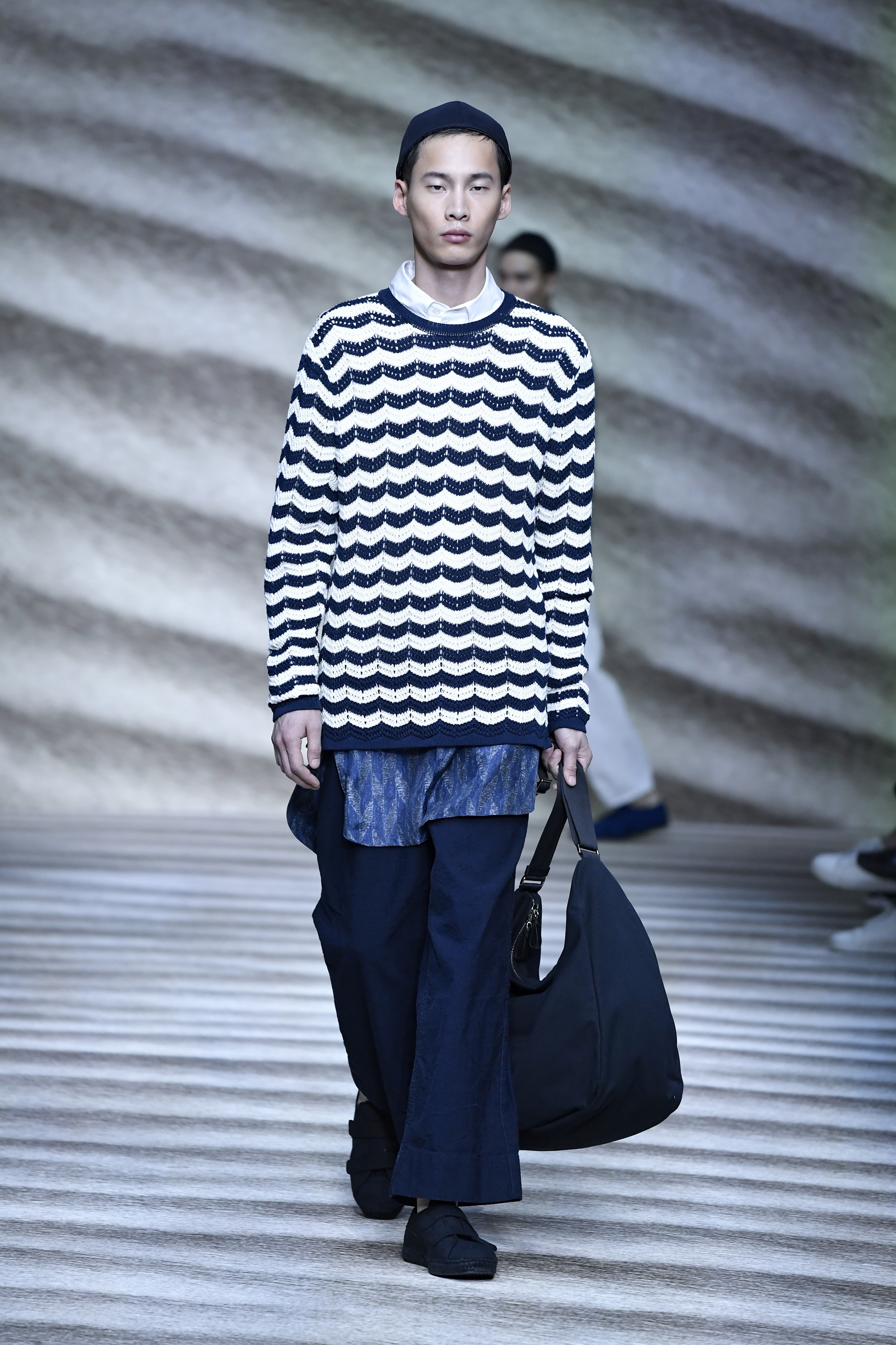 Modelo desfila com bolsa Giorgio Armani Ready to Wear Spring/Summer 2023 na Semana de moda masculina de Milão  (Foto: Victor VIRGILE/Gamma-Rapho via Getty Images)
