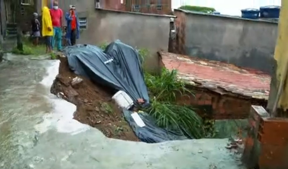 Terra deslizou no bairro de Plataforma e atingiu casa em Salvador na madruga da desta sexta (22) — Foto: Reprodução/TV Bahia