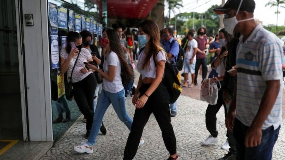 Alunos chegando para prestar o Enem 2020 em 17 de janeiro; prova teve abstenção recorde — Foto: Reuters