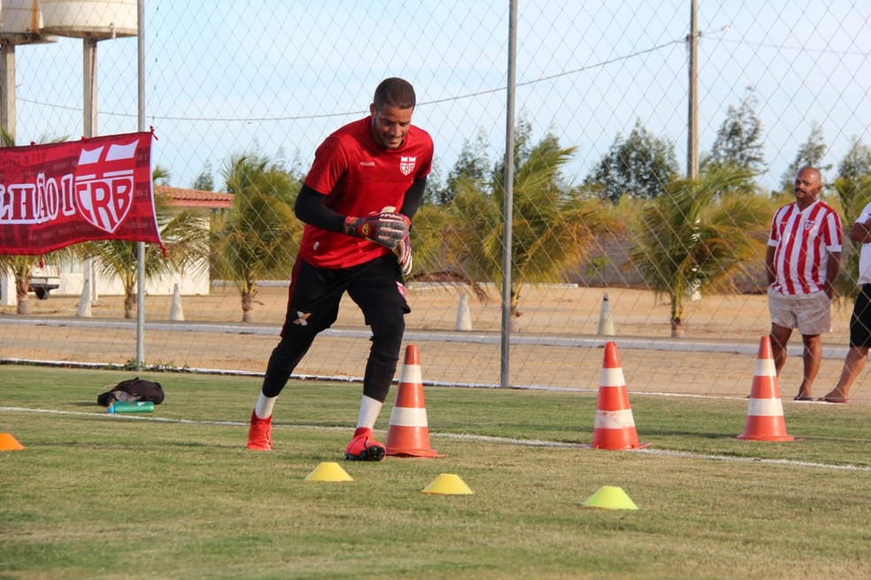 Edson Mardden também renovou contrato com o CRB — Foto: Denison Roma/GloboEsporte.com