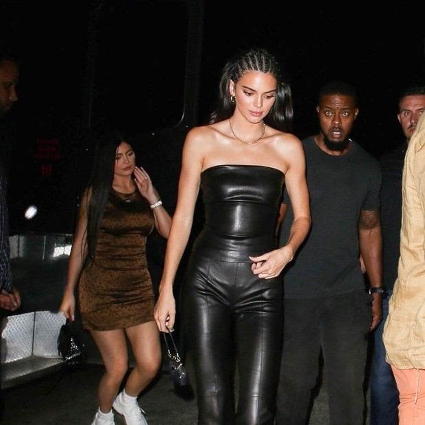 West Hollywood, CA  - Kylie Jenner and Kendall Jenner spotted arriving at The Nice Guy for a night out in West Hollywood.Pictured: Kendall Jenner, Kylie JennerBACKGRID USA 23 AUGUST 2019 USA: +1 310 798 9111 / usasales@backgrid.comUK: +44  (Foto: GIO/HEDO / BACKGRID)