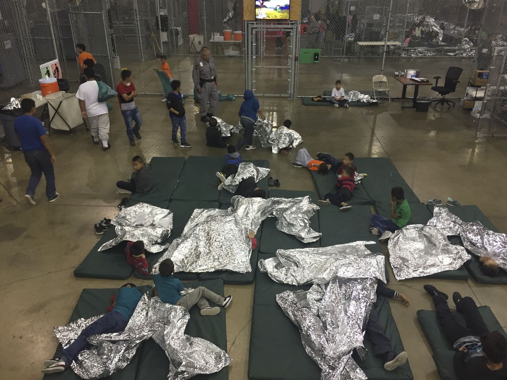 Foto de junho mostra abrigo de menores de idade que foram separados de familiares na fronteira com o MÃ©xico (Foto: Handout/ U.S. Customs and Border Protection/ AFP)