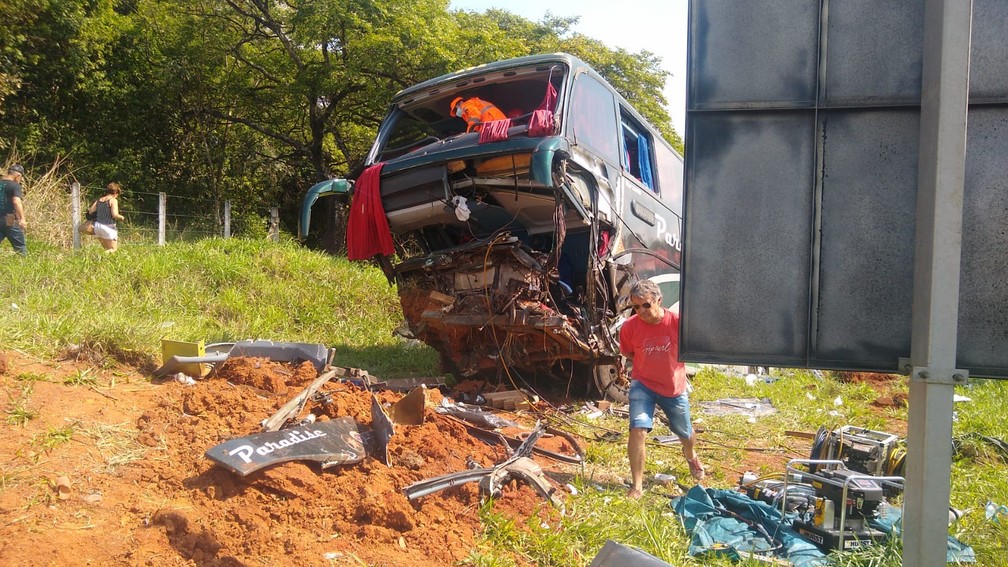 Acidente entre carro e ônibus com romeiros deixa 2 mortos e feridos graves na Fernão Dias — Foto: Karen Emanuelle / EPTV