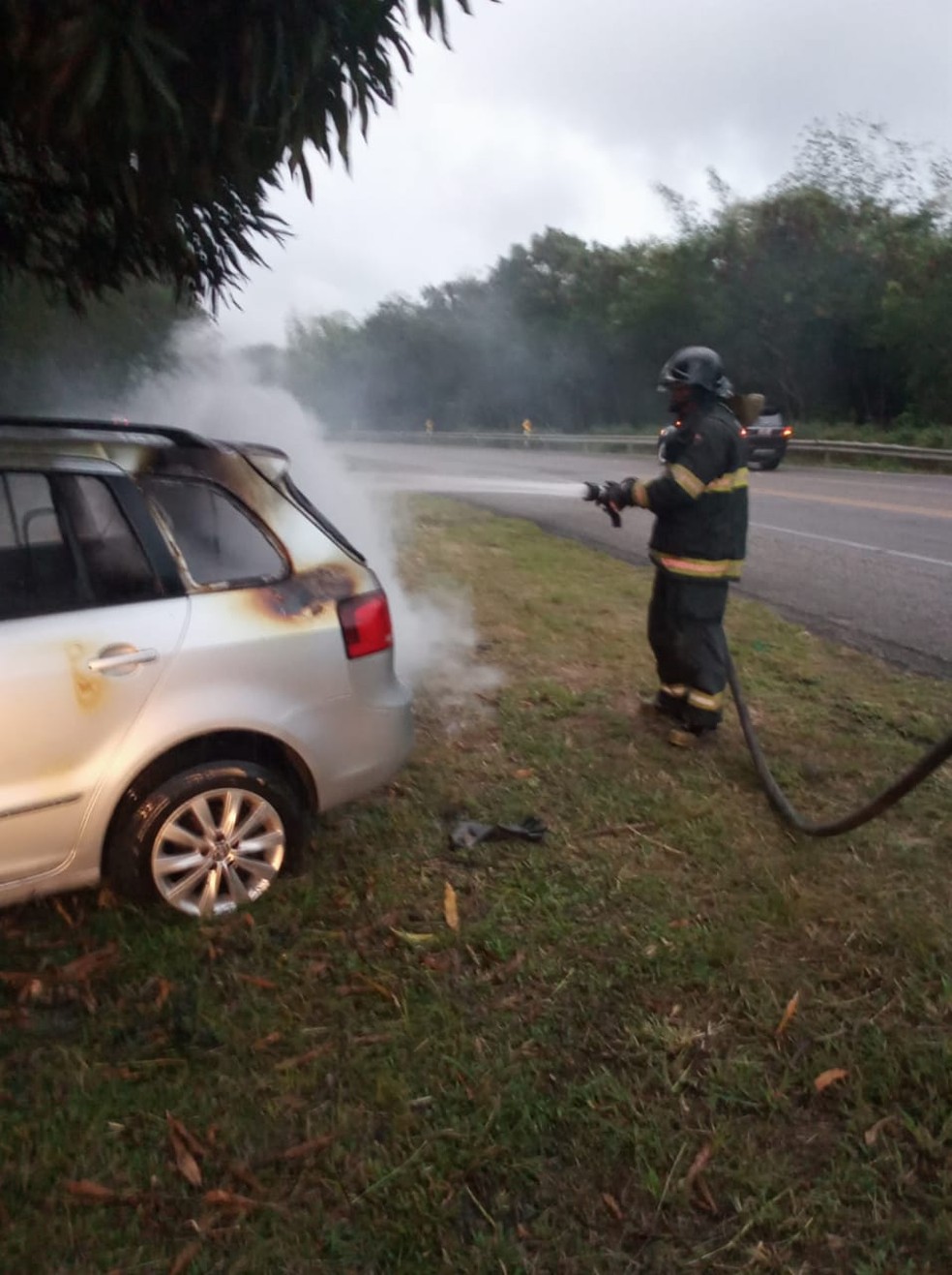 Carro movido a gás pegou fogo em Marechal Deodoro, AL — Foto: Divulgação/Corpo de Bombeiros de Alagoas 